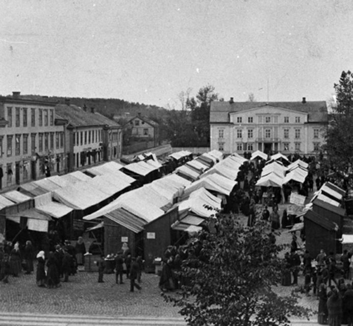 Historisk bild av fastingsmarknaden från 1800-talet på Södra Torget i Kristinehamn