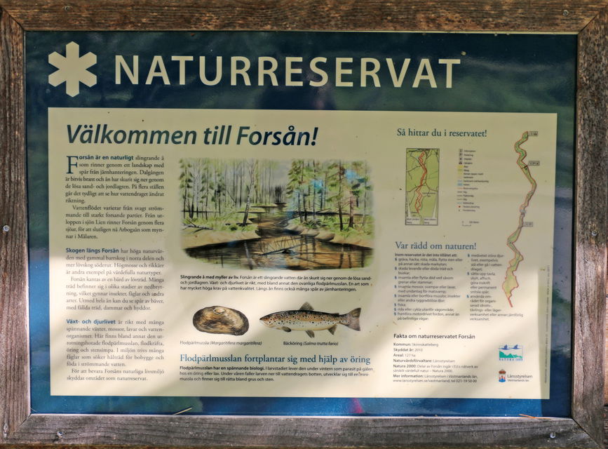 Informationstavla över naturreservatet.