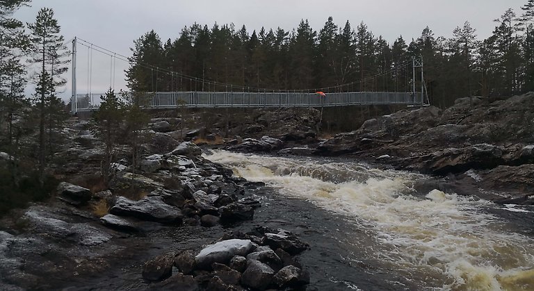Under hösten 2018 monterades den nya hängbron över Voxnan vid Hylströmmen.
