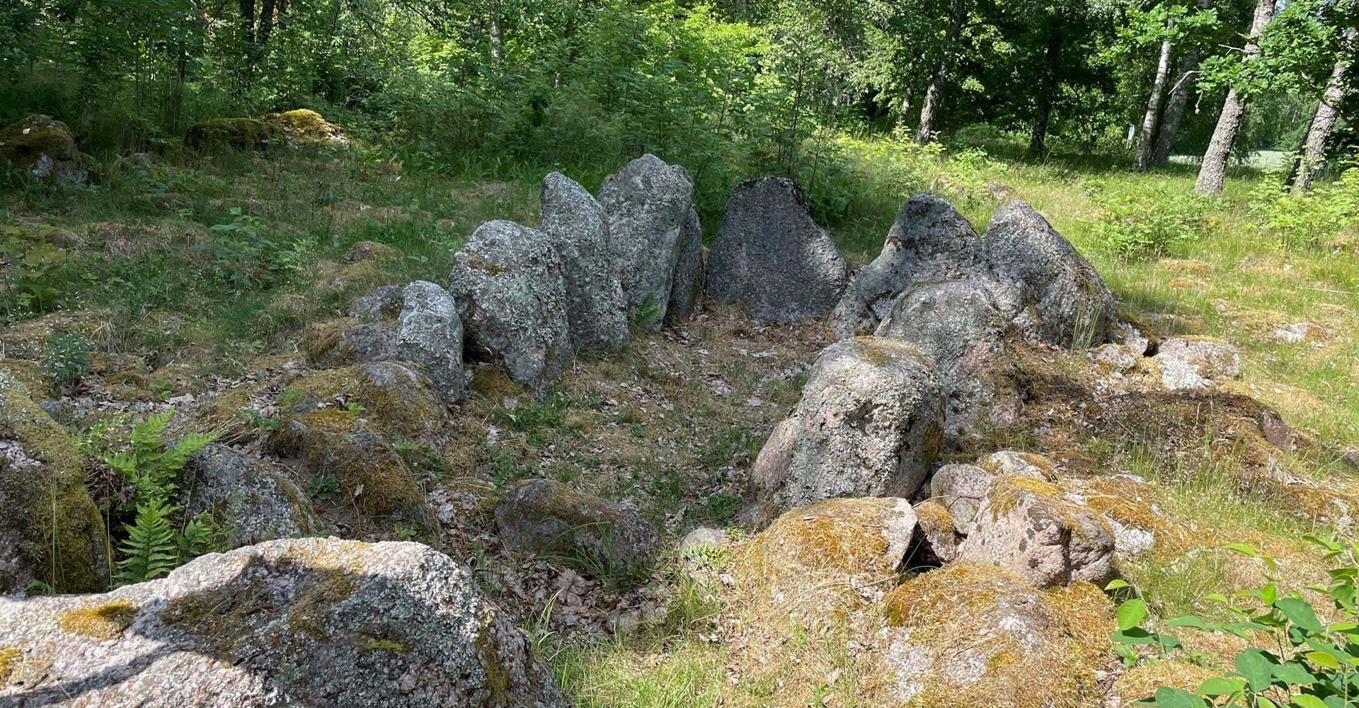 Rustninge, hällkista