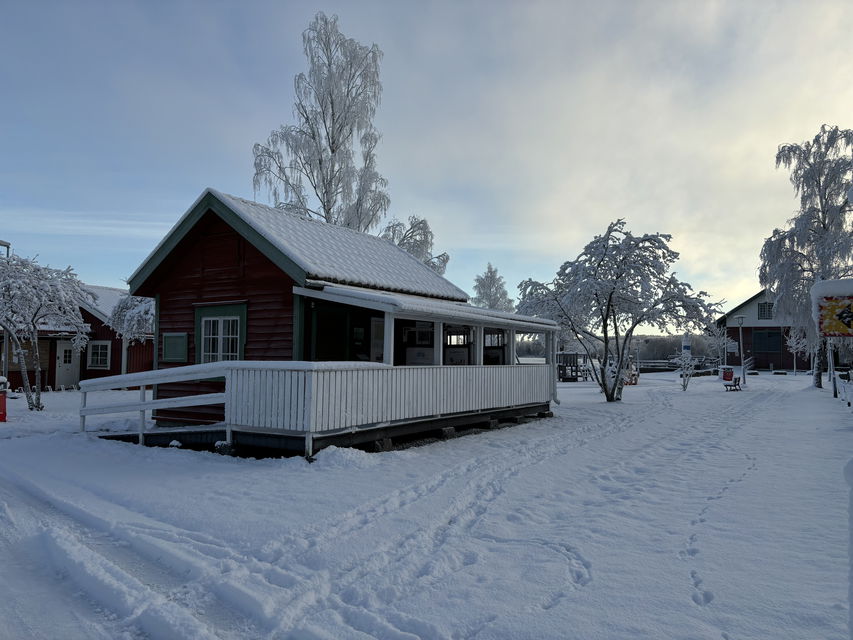 Vaktkuren och lekplatsen i vinterskrud