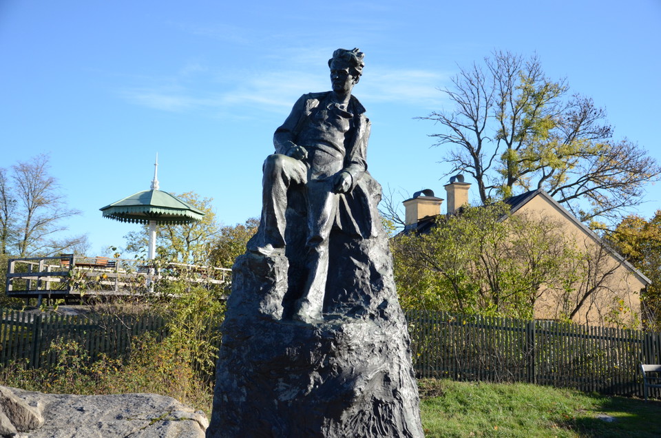 Staty Strindberg i Bellevueparken.
