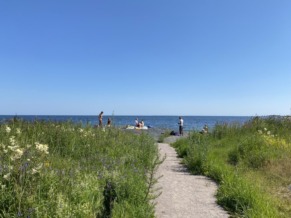 Hårdgjord stig vid badplatsen