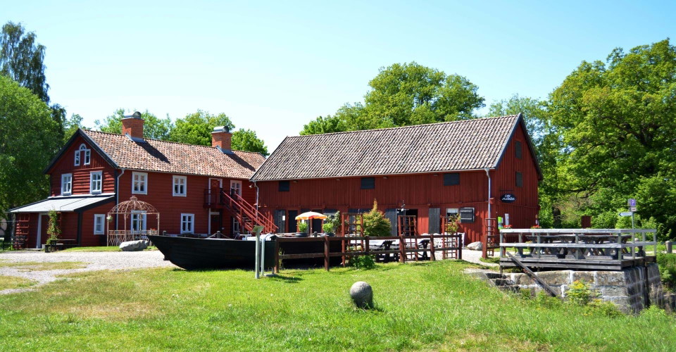 Mallboden Café & Vandrarhem Motala Verkstad vid Göta kanal.
Välkommen till våra lägenheter som tidigare var arbetarbostäder.
