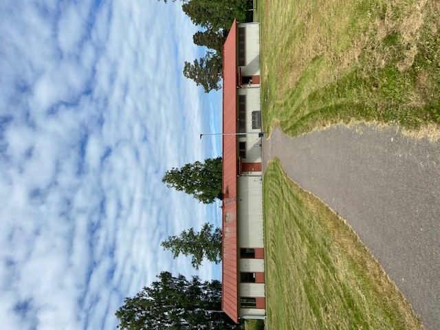 Omklädningsbyggnad sett från konstgräsplanen