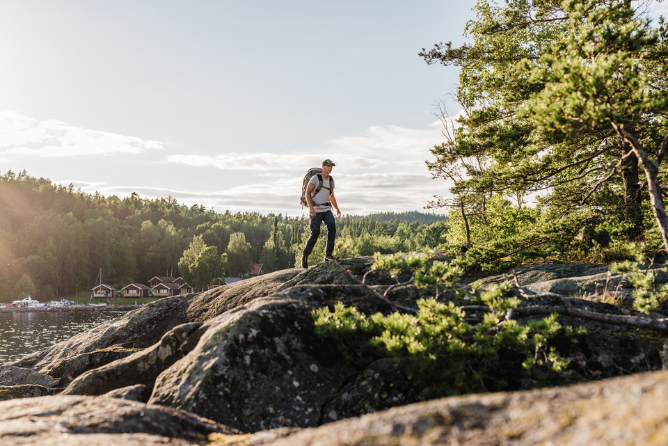 Man som vandrar på klipphäll