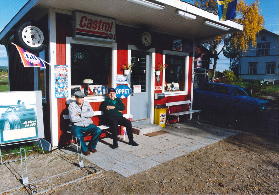 Evert Öhman och Janpers Anders Olsson sitter och tar igen sig vid macken i Långhed. 