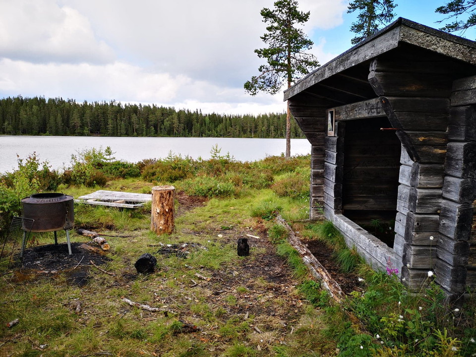 Ett av två vindskydd vid Njupfatet