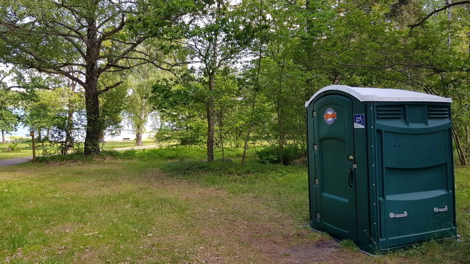 Utomhustoalett. Foto Lidingö stad