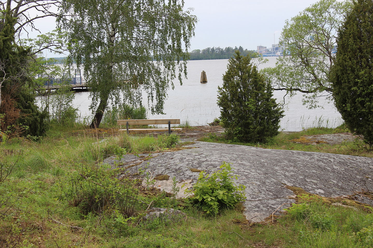 Sittbänk med utsikt över Mälaren.