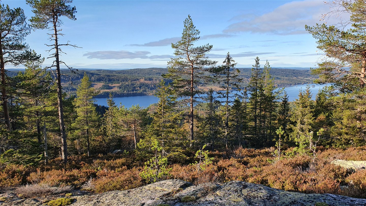 Utkiksplatsen Mullhögaklint erbjuder en vacker utsikt över sjön Röjden