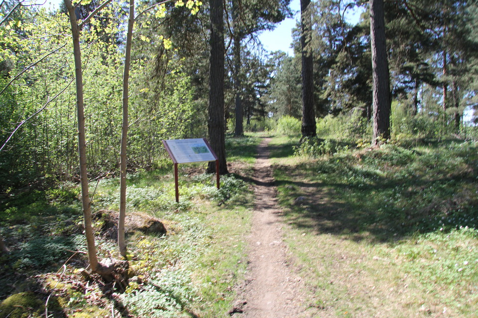 Informationstavla längs stig.