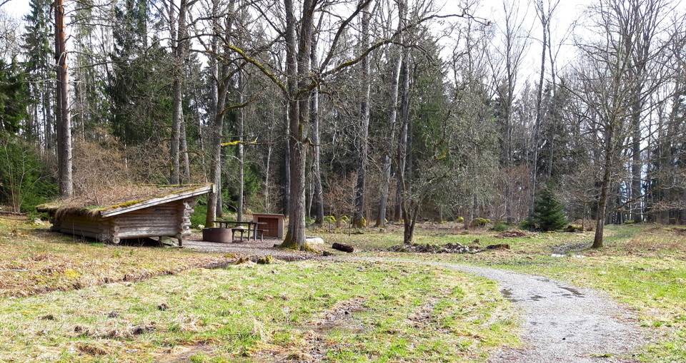 Vindskydd och eldstad i Snarkarbo.