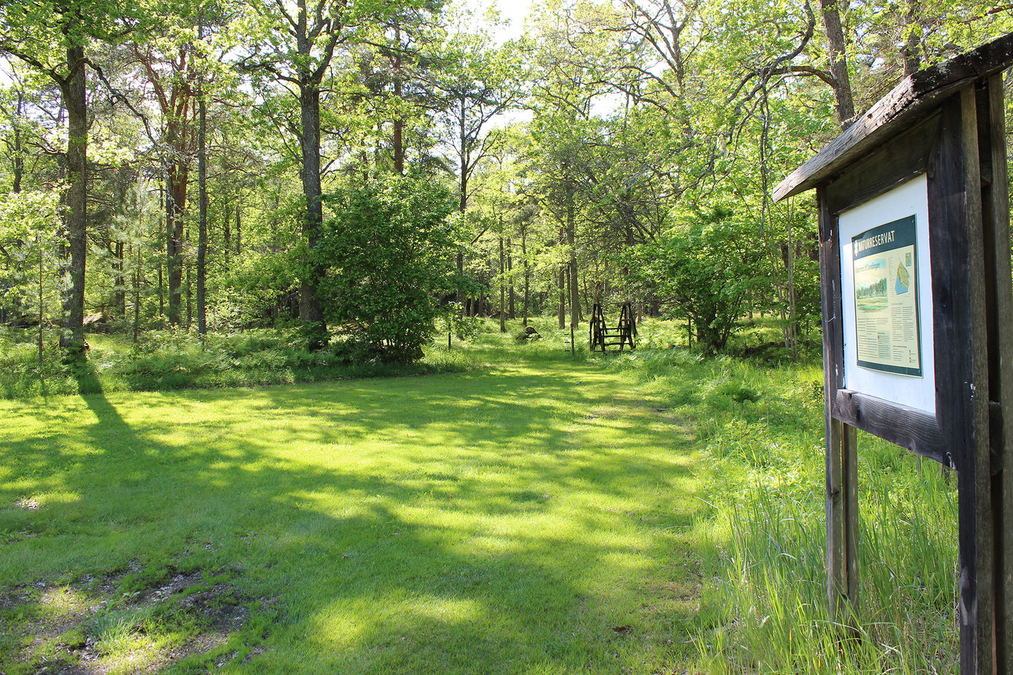 Informationstavla med reservatsskylt.