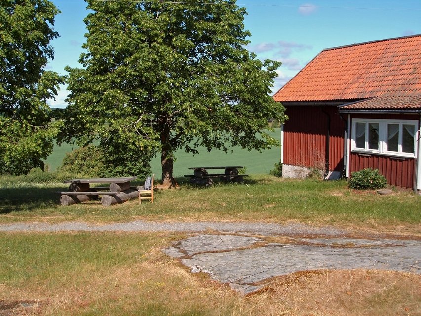 The picnic area by Örsta cottage provides both sun and shade.