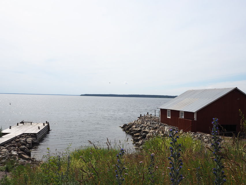 Rastplats vid Ångbåtsbryggan i Utvalnäs med utsikt över havet
