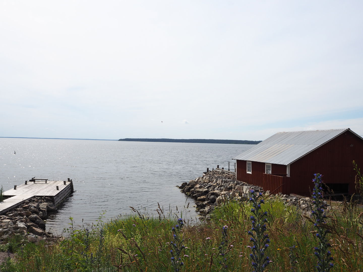 Rastplats vid Ångbåtsbryggan i Utvalnäs med utsikt över havet