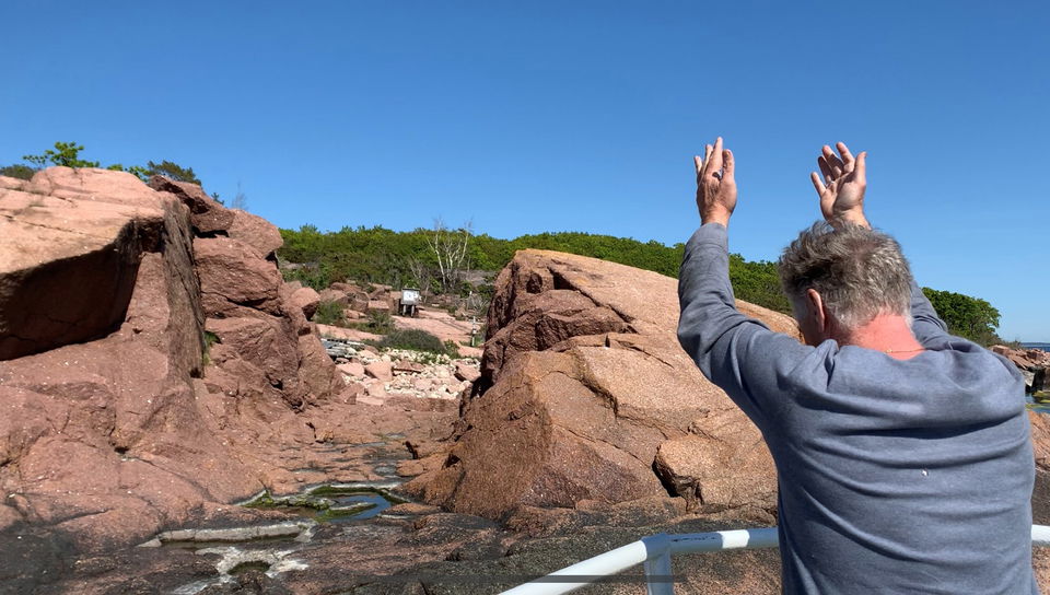 skeppare lägger till vid klippa