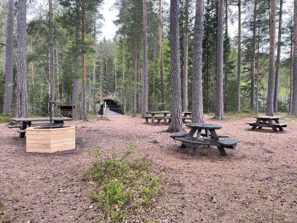 Rastplats med bord och grillplats