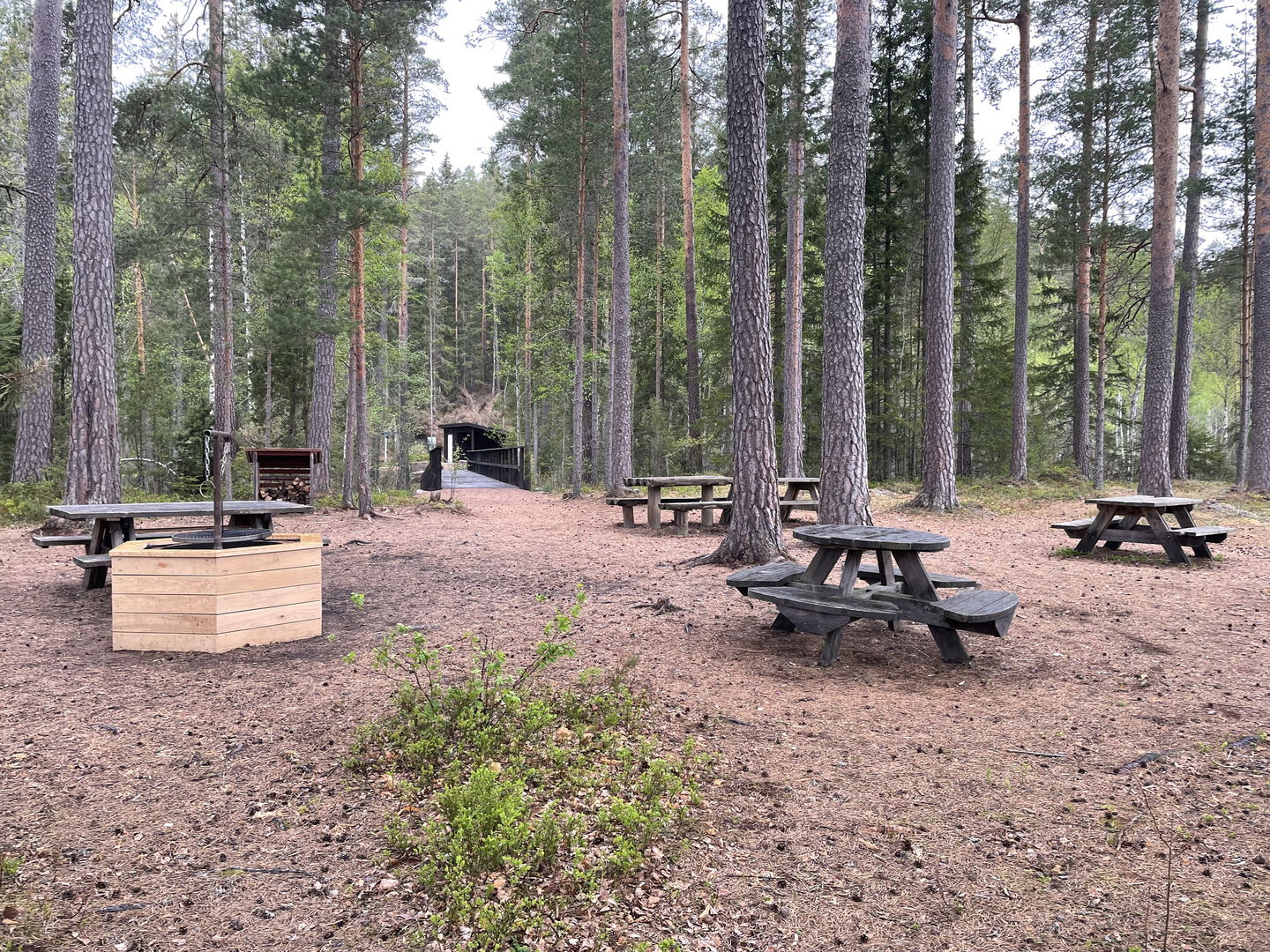Rastplats med bord och grillplats