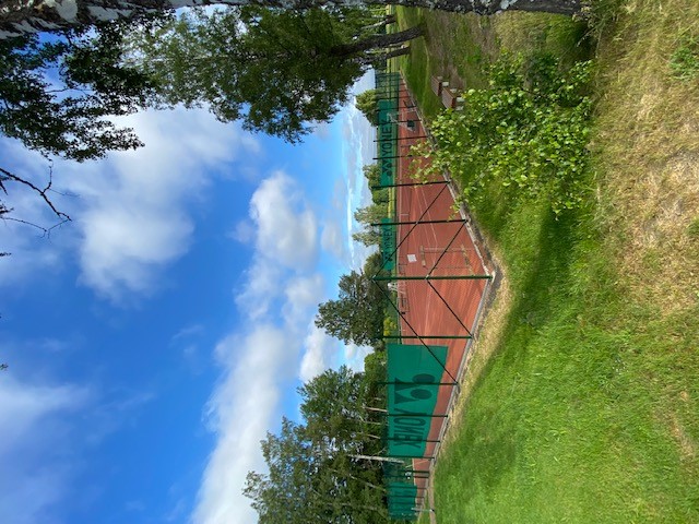 Två stycken utebanor för tennis med grusunderlag