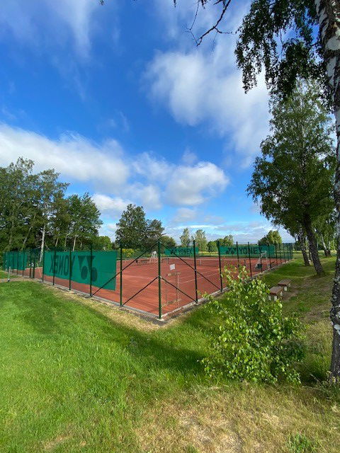 Två stycken utebanor för tennis med grusunderlag