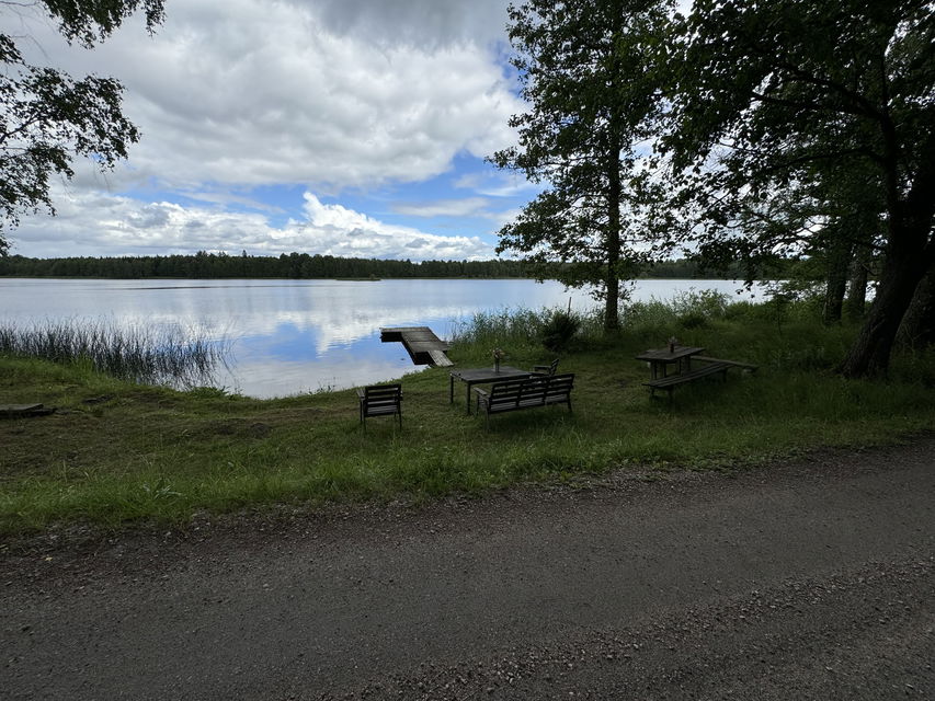 Bild på vattnet, med brygga, stolar och bord
