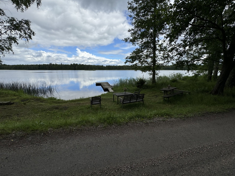 Bild på vattnet, med brygga, stolar och bord