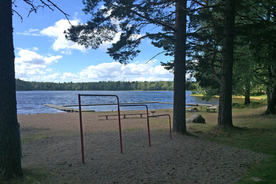 Badplatsen med en klätterställning i förgrunden.