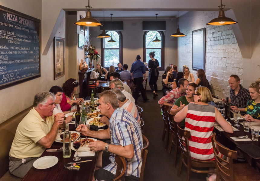 restauranggäster som äter