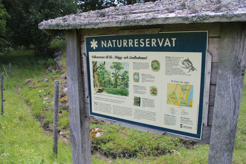 Informationstavla över naturreservatet.