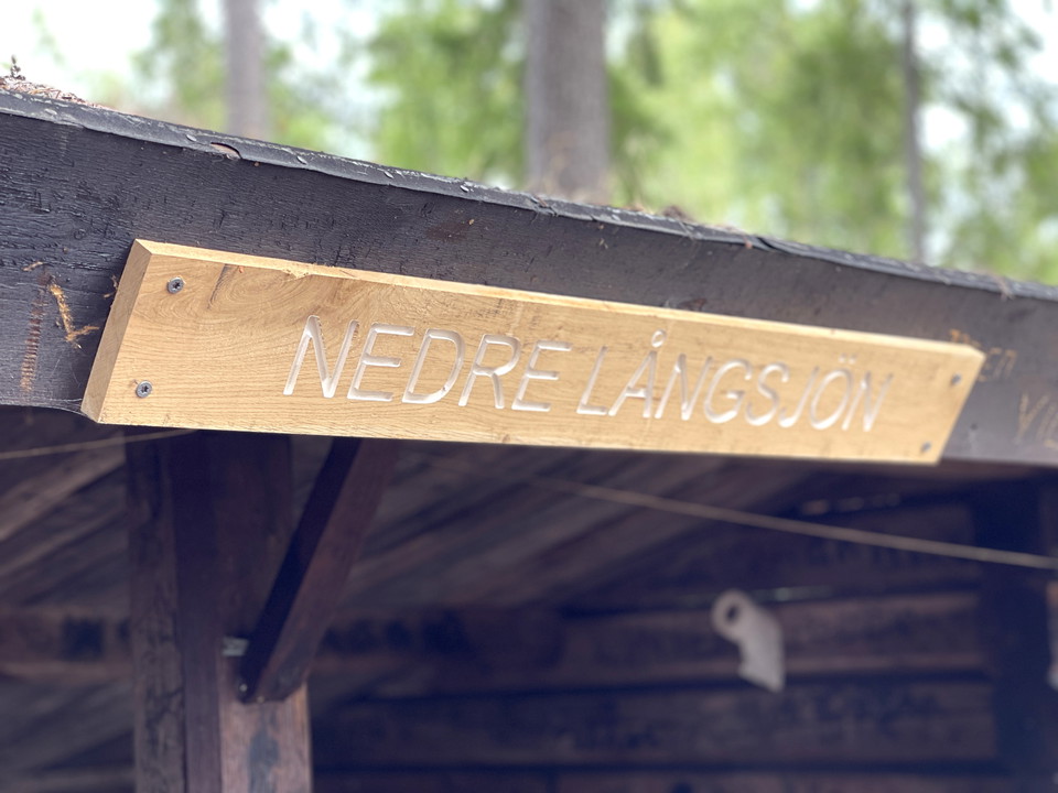 Namnskylt för vindskyddet Nedre Långsjön