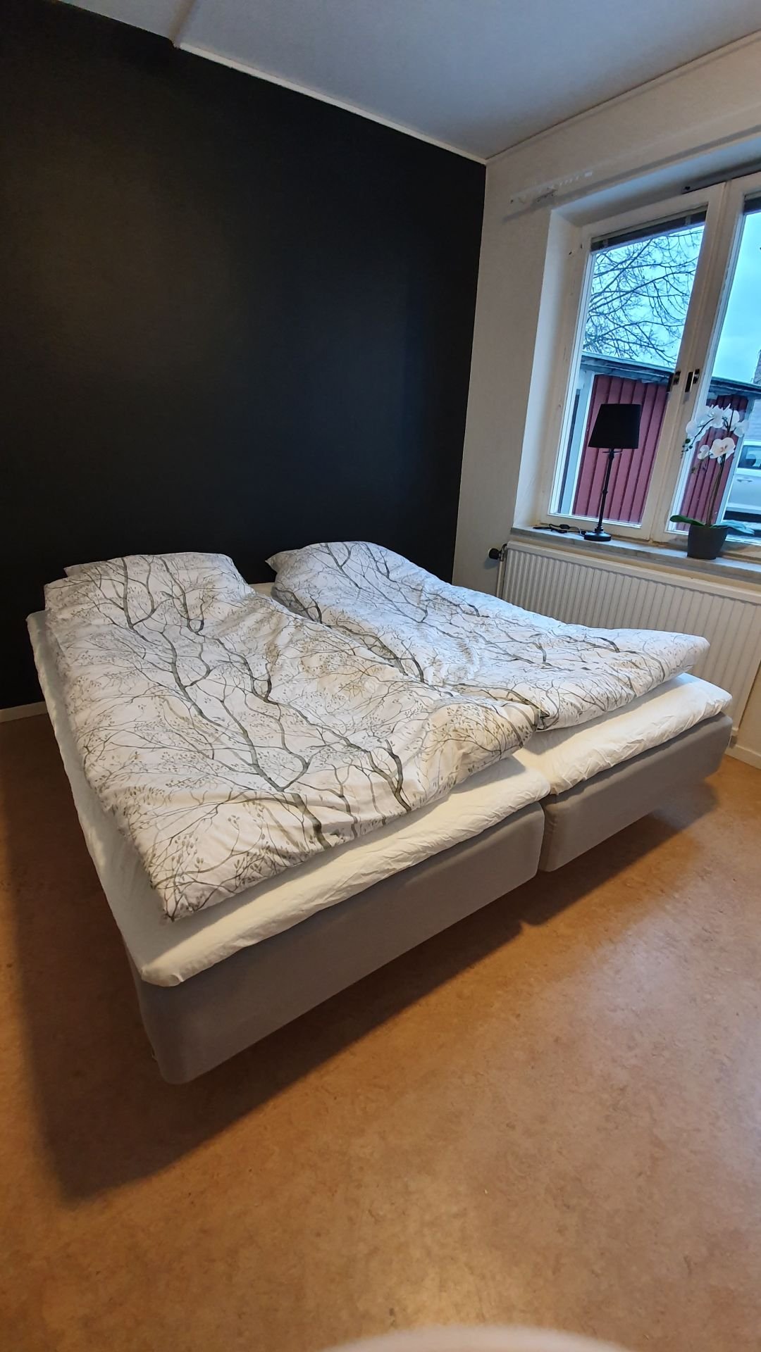Ett sovrum med dubbelsäng