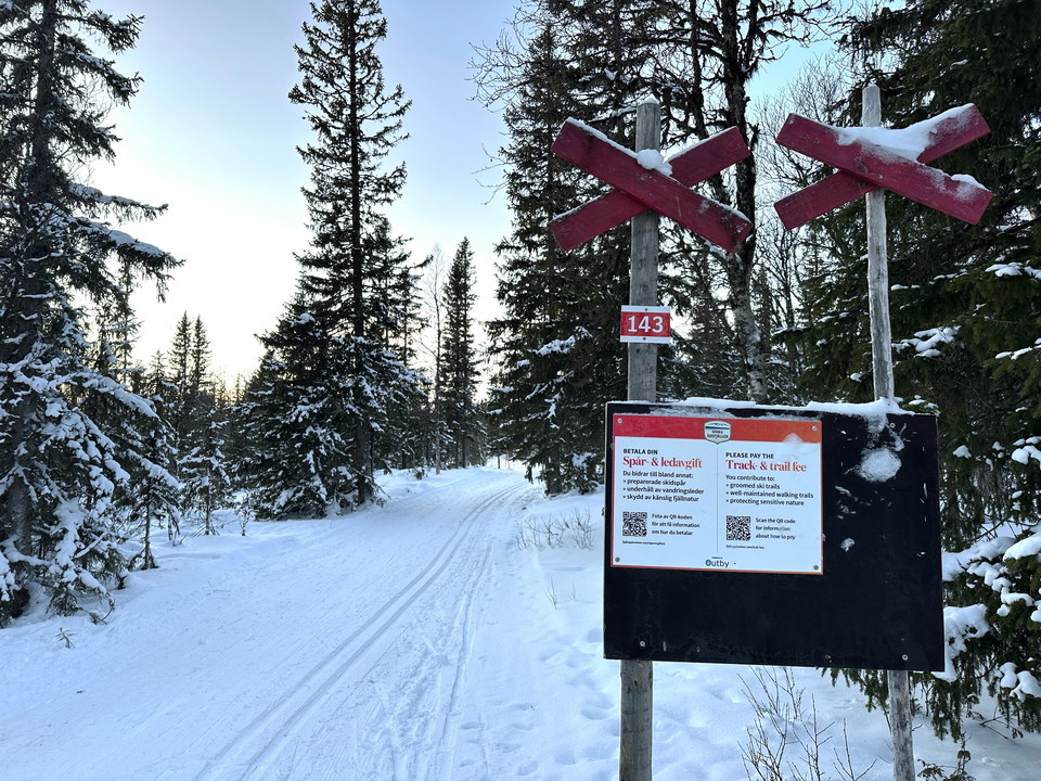 Från längdspårsparkeringen följer du anslutningsleden in till starten av spåren