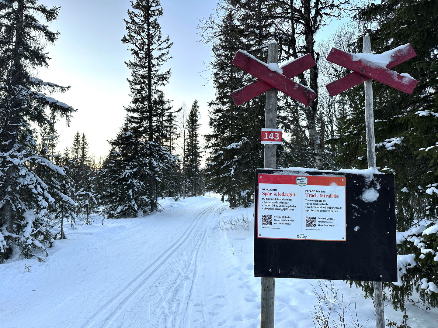 Från längdspårsparkeringen följer du anslutningsleden in till starten av spåren