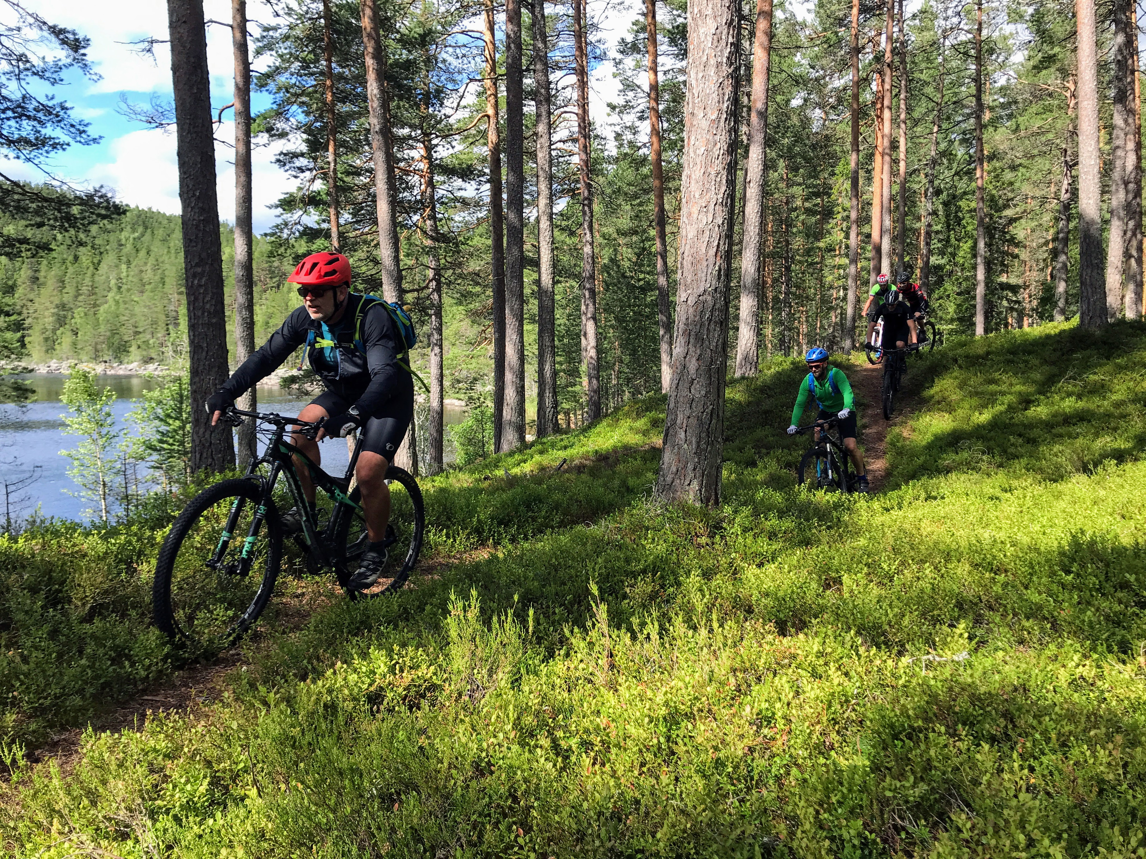 Det är både kul och hälsosamt att cykla mountainbike…