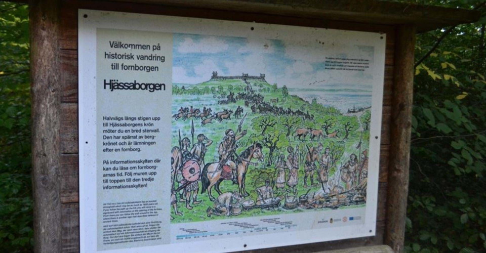 Informationstavla Hjässaborgen på Omberg:
Etapp: Signaturleden, Omberg runt.
Ödeshög