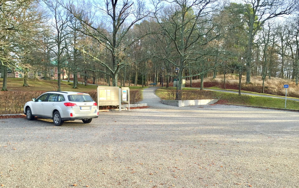 Parkering vid Kina slott. Foto: Mats Larshagen.