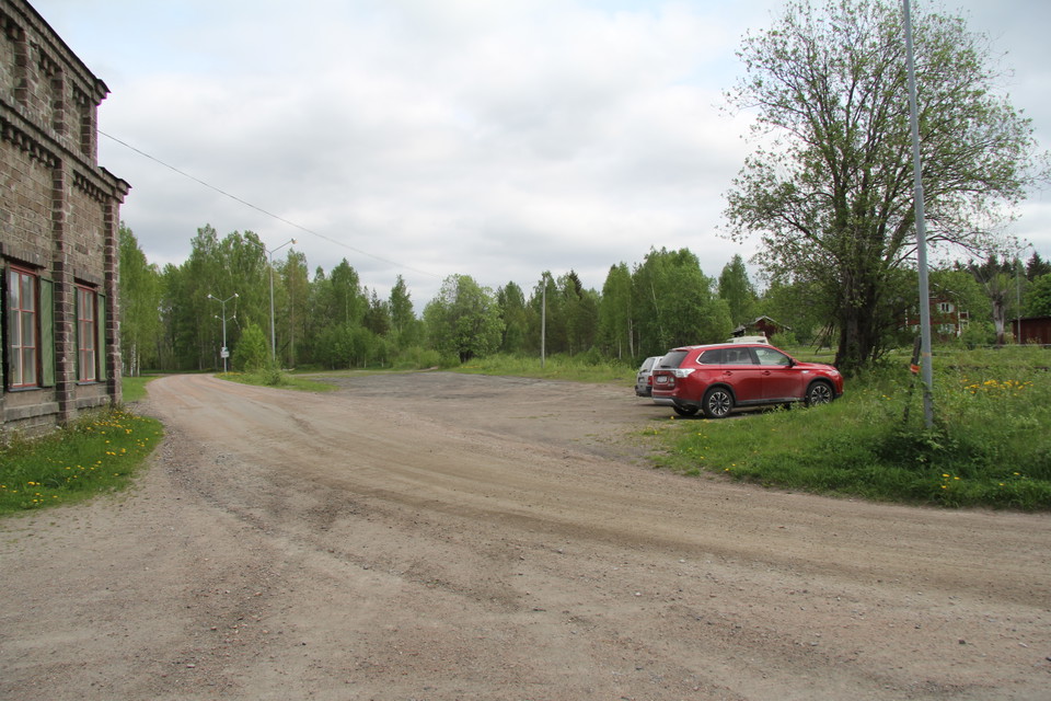 Bilar parkerade vid reservatet.