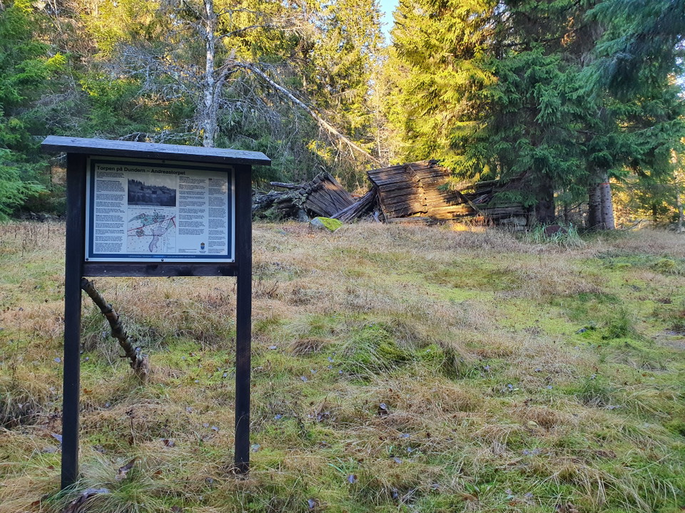 Infoskylt med historia över Andreastorpet