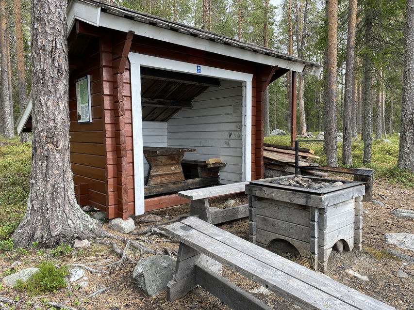 Vindskydd med eldplats och bänkar.