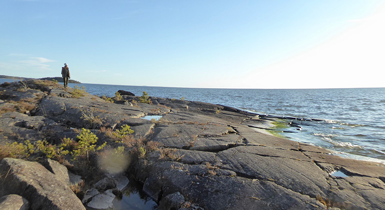 Klippig vänerstrand. Foto Gunnar Lagerkvist.