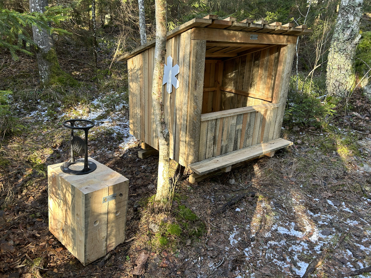 Vedförråd och huggkubbe/manuell vedklyv, Stora Alsjön