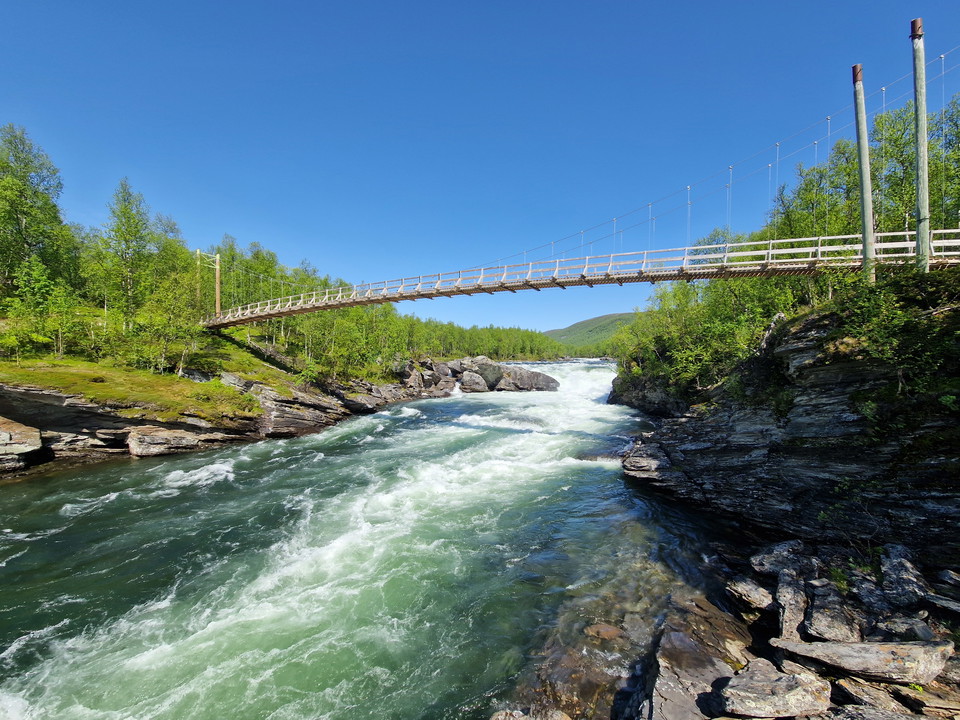 Hängbron vid Rävfallsstugan.