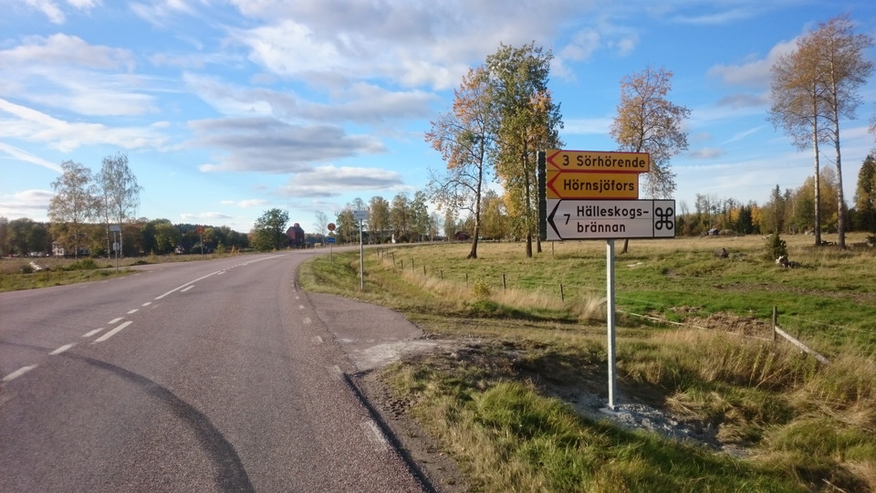 Vägskyltar visar vägen till naturreservatet.