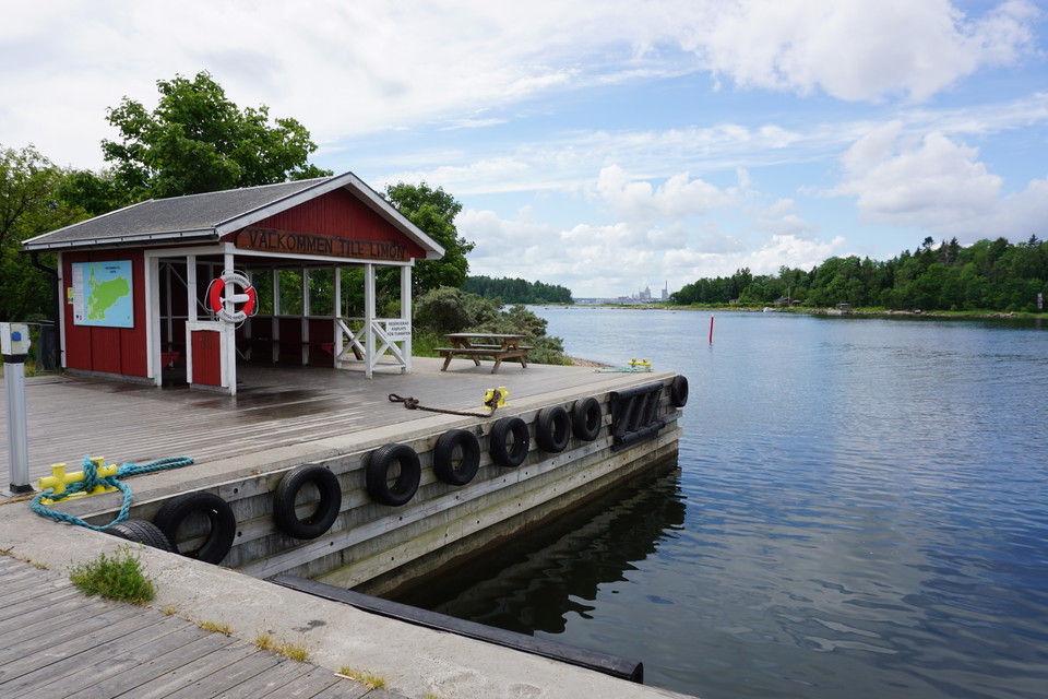 Hus vid brygga angöringsplats för turbåt