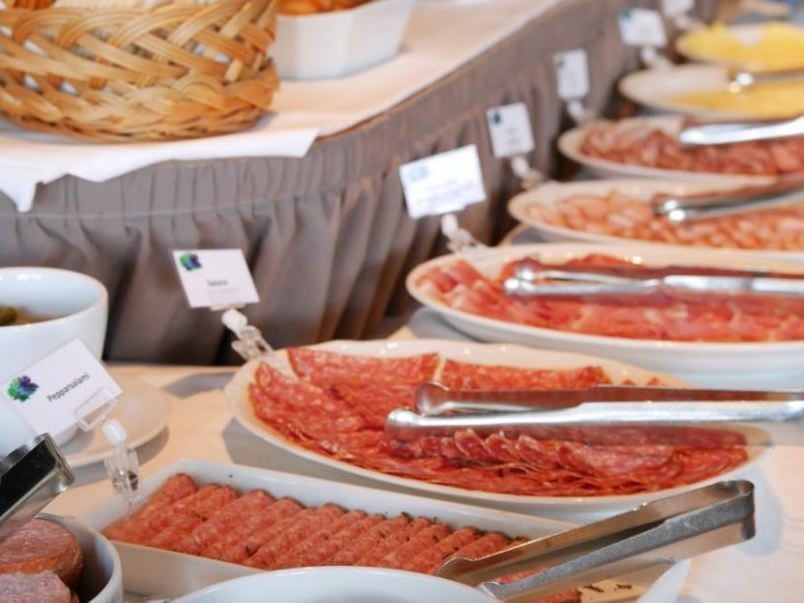 Ett buffébord fullt av mat.