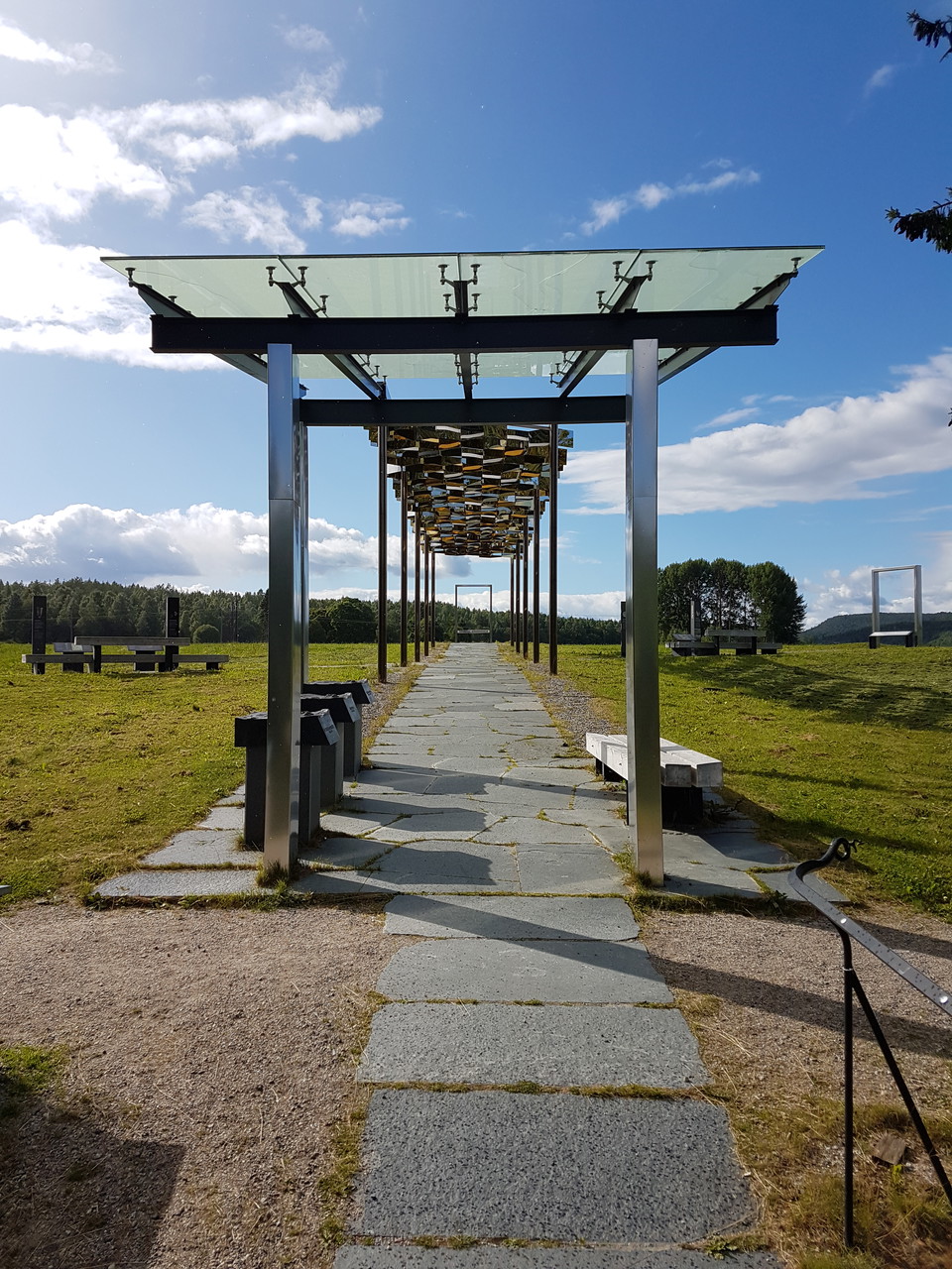 Vid starten för arkeologistigen finns en fast utställning med det här häftiga "taket" som ger vackra reflexer när solen skiner.
