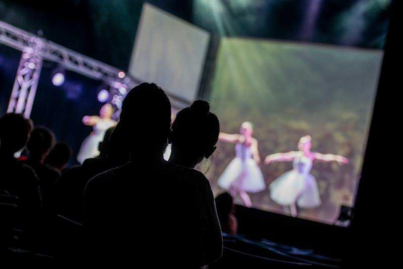konsert med bilde fra publikum