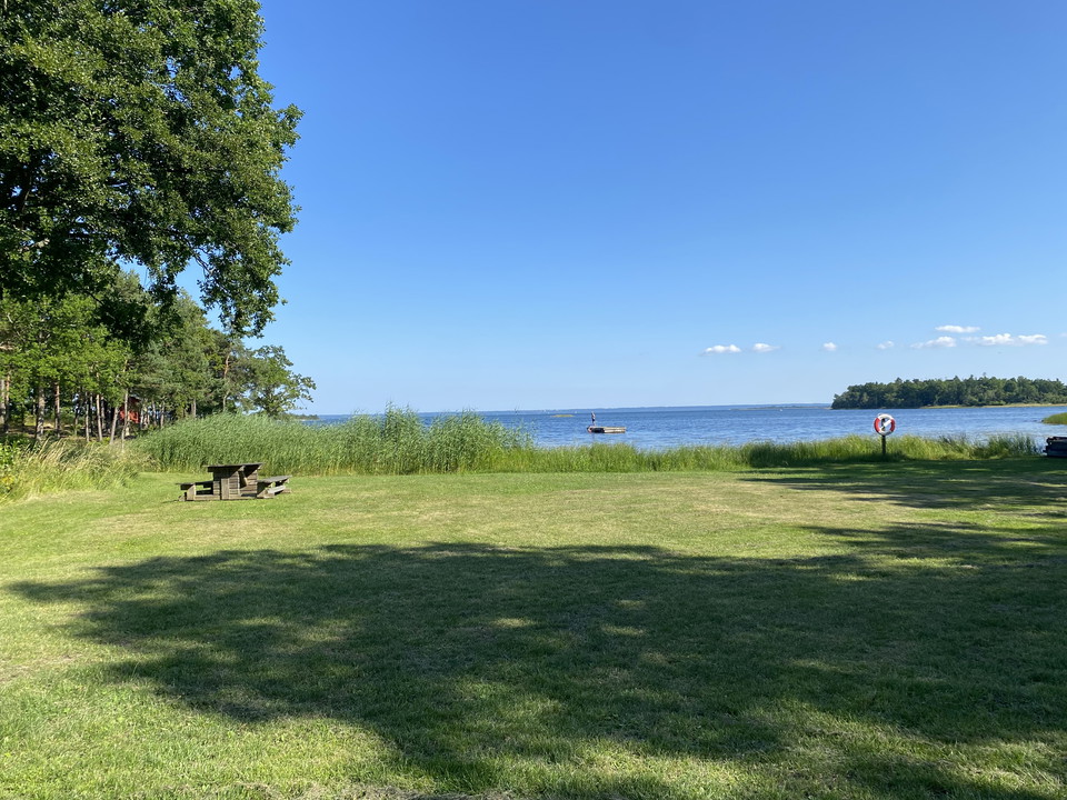 Picknickbord och stor gräsyta